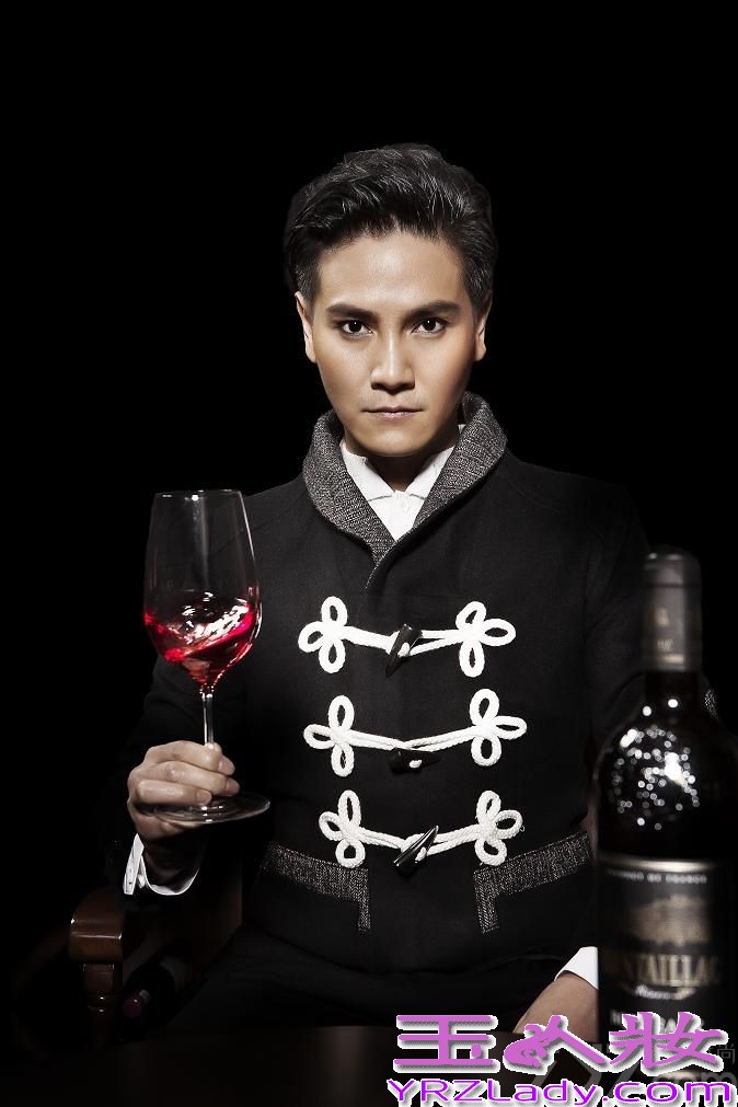 由黄晓明、丁子峻、罗嘉良主演的传奇史诗大戏《精忠岳飞》正在各大卫视热播。近日，丁子峻为杂志拍摄的一组时尚大片曝光，戏里扮冷峻皇帝赵构，戏外他却诠释“花熟男”，将成熟优雅与花漾美男完美融合。写真中，丁子峻或一袭驼色笔挺西装，头发梳得一丝不苟，手执雪茄，端坐在古色古香的檀木圆椅上；或身着中国结双排扣亚麻质西服，手举酒杯细品红酒，利落而洒脱；或身穿藏青色风衣置身酒窖，半拄着红伞，眼神冷酷深邃，举手投足间尽显贵族风范。