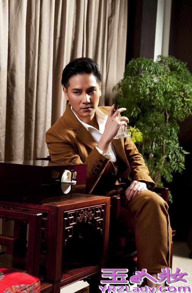 由黄晓明、丁子峻、罗嘉良主演的传奇史诗大戏《精忠岳飞》正在各大卫视热播。近日，丁子峻为杂志拍摄的一组时尚大片曝光，戏里扮冷峻皇帝赵构，戏外他却诠释“花熟男”，将成熟优雅与花漾美男完美融合。写真中，丁子峻或一袭驼色笔挺西装，头发梳得一丝不苟，手执雪茄，端坐在古色古香的檀木圆椅上；或身着中国结双排扣亚麻质西服，手举酒杯细品红酒，利落而洒脱；或身穿藏青色风衣置身酒窖，半拄着红伞，眼神冷酷深邃，举手投足间尽显贵族风范。