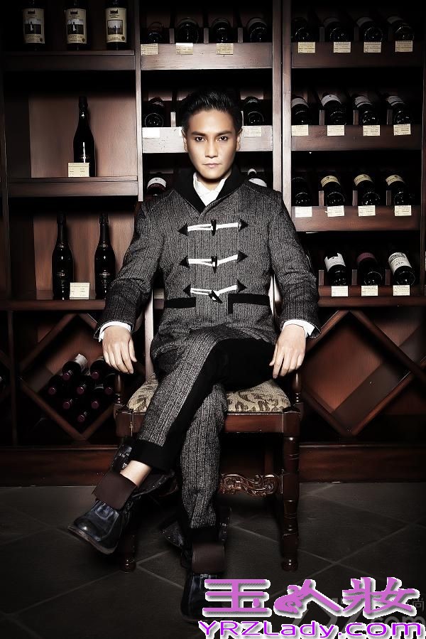 由黄晓明、丁子峻、罗嘉良主演的传奇史诗大戏《精忠岳飞》正在各大卫视热播。近日，丁子峻为杂志拍摄的一组时尚大片曝光，戏里扮冷峻皇帝赵构，戏外他却诠释“花熟男”，将成熟优雅与花漾美男完美融合。写真中，丁子峻或一袭驼色笔挺西装，头发梳得一丝不苟，手执雪茄，端坐在古色古香的檀木圆椅上；或身着中国结双排扣亚麻质西服，手举酒杯细品红酒，利落而洒脱；或身穿藏青色风衣置身酒窖，半拄着红伞，眼神冷酷深邃，举手投足间尽显贵族风范。