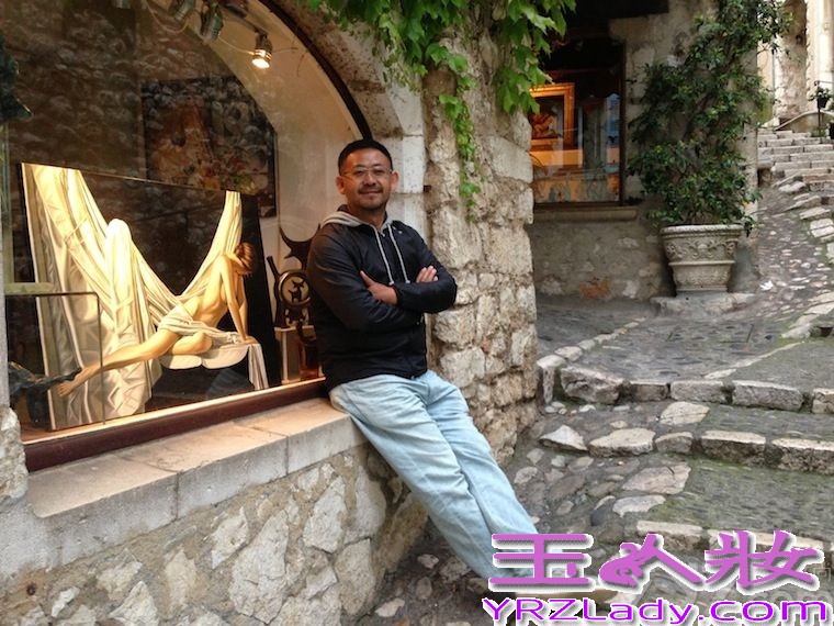 此前，姜武受邀远赴欧洲拍摄了一组写真大片，以图片的形式深入探索那些以往匆匆一游时无法见识的风景，从全新全面的角度呈现了姜武优雅绅士的一面。此次欧洲之旅，姜武探访了欧洲多国城市，纪录下欧洲丰富多彩的博物馆文化、美轮美奂的古典建筑，令人迷醉的欧式美景，打动人心的人文艺术，精致多元的美酒佳肴……每一个国家都个性鲜明，让姜武不禁感叹异国他乡的魅力，既典雅气质又风光田园，更不失浪漫气息。