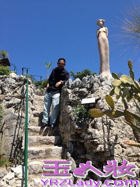 此前，姜武受邀远赴欧洲拍摄了一组写真大片，以图片的形式深入探索那些以往匆匆一游时无法见识的风景，从全新全面的角度呈现了姜武优雅绅士的一面。此次欧洲之旅，姜武探访了欧洲多国城市，纪录下欧洲丰富多彩的博物馆文化、美轮美奂的古典建筑，令人迷醉的欧式美景，打动人心的人文艺术，精致多元的美酒佳肴……每一个国家都个性鲜明，让姜武不禁感叹异国他乡的魅力，既典雅气质又风光田园，更不失浪漫气息。