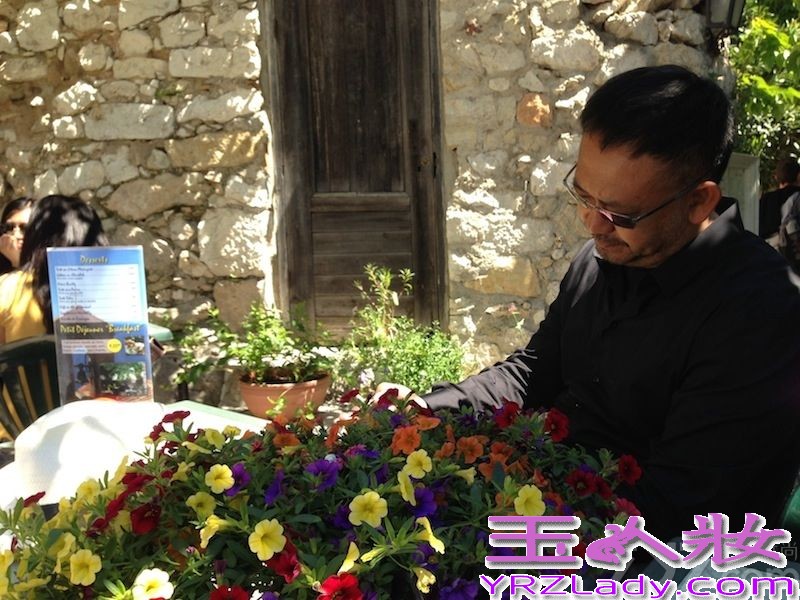 此前，姜武受邀远赴欧洲拍摄了一组写真大片，以图片的形式深入探索那些以往匆匆一游时无法见识的风景，从全新全面的角度呈现了姜武优雅绅士的一面。此次欧洲之旅，姜武探访了欧洲多国城市，纪录下欧洲丰富多彩的博物馆文化、美轮美奂的古典建筑，令人迷醉的欧式美景，打动人心的人文艺术，精致多元的美酒佳肴……每一个国家都个性鲜明，让姜武不禁感叹异国他乡的魅力，既典雅气质又风光田园，更不失浪漫气息。