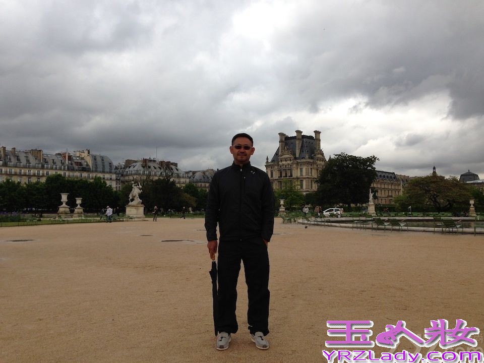 此前，姜武受邀远赴欧洲拍摄了一组写真大片，以图片的形式深入探索那些以往匆匆一游时无法见识的风景，从全新全面的角度呈现了姜武优雅绅士的一面。此次欧洲之旅，姜武探访了欧洲多国城市，纪录下欧洲丰富多彩的博物馆文化、美轮美奂的古典建筑，令人迷醉的欧式美景，打动人心的人文艺术，精致多元的美酒佳肴……每一个国家都个性鲜明，让姜武不禁感叹异国他乡的魅力，既典雅气质又风光田园，更不失浪漫气息。