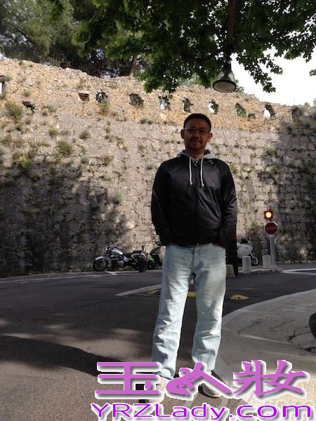 此前，姜武受邀远赴欧洲拍摄了一组写真大片，以图片的形式深入探索那些以往匆匆一游时无法见识的风景，从全新全面的角度呈现了姜武优雅绅士的一面。此次欧洲之旅，姜武探访了欧洲多国城市，纪录下欧洲丰富多彩的博物馆文化、美轮美奂的古典建筑，令人迷醉的欧式美景，打动人心的人文艺术，精致多元的美酒佳肴……每一个国家都个性鲜明，让姜武不禁感叹异国他乡的魅力，既典雅气质又风光田园，更不失浪漫气息。