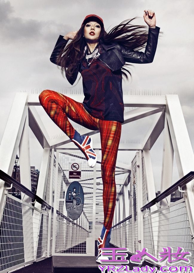 周韦彤穿戴奢华名品，艺术图片艳压群芳。