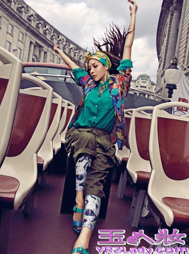 周韦彤穿戴奢华名品，艺术图片艳压群芳。