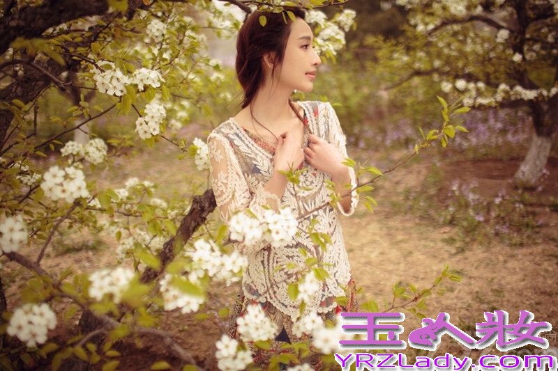 没有华丽的服饰，多余的饰品，美艳的妆容。麻花辫、印花裙，近乎素颜的的精致面容这就是张俪最新的一组写真。这组镜头下的张俪置身于一片繁花中看起来更显秀丽，整组略带复古色调的写真美的犹如油画。张俪在这组写真中也展现出了不同于以往给人的时尚迷人气质，从写真中流露出张俪温婉静谧的另一面。张俪在这组镜头中或回眸或温婉一笑或静谧，一颦一笑都让人美不胜收。