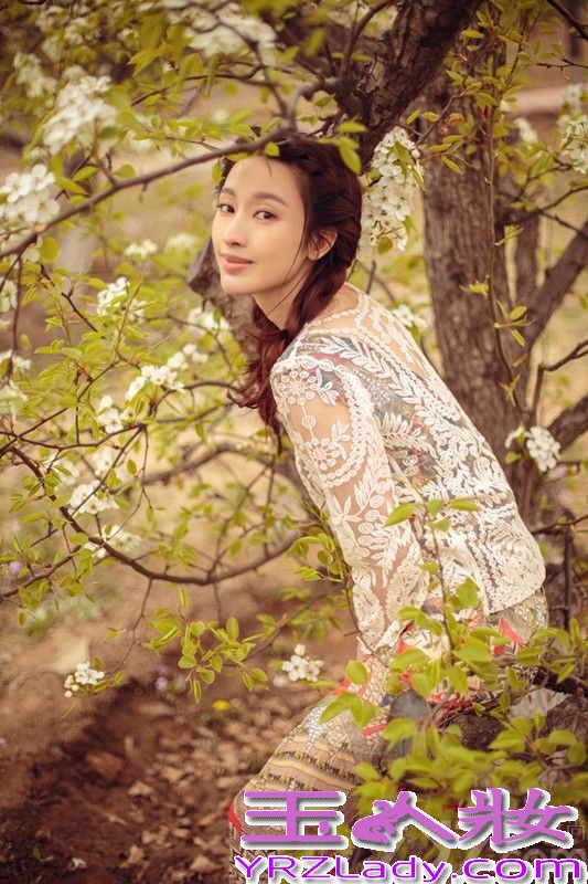没有华丽的服饰，多余的饰品，美艳的妆容。麻花辫、印花裙，近乎素颜的的精致面容这就是张俪最新的一组写真。这组镜头下的张俪置身于一片繁花中看起来更显秀丽，整组略带复古色调的写真美的犹如油画。张俪在这组写真中也展现出了不同于以往给人的时尚迷人气质，从写真中流露出张俪温婉静谧的另一面。张俪在这组镜头中或回眸或温婉一笑或静谧，一颦一笑都让人美不胜收。