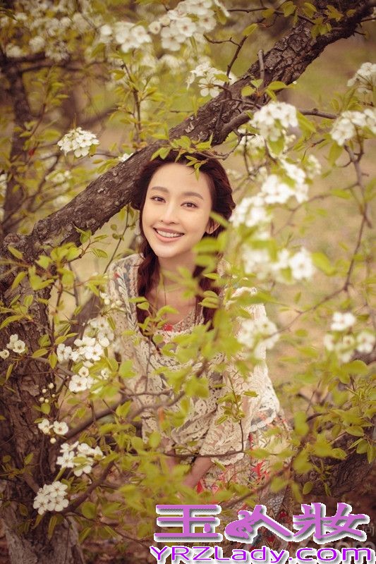 没有华丽的服饰，多余的饰品，美艳的妆容。麻花辫、印花裙，近乎素颜的的精致面容这就是张俪最新的一组写真。这组镜头下的张俪置身于一片繁花中看起来更显秀丽，整组略带复古色调的写真美的犹如油画。张俪在这组写真中也展现出了不同于以往给人的时尚迷人气质，从写真中流露出张俪温婉静谧的另一面。张俪在这组镜头中或回眸或温婉一笑或静谧，一颦一笑都让人美不胜收。