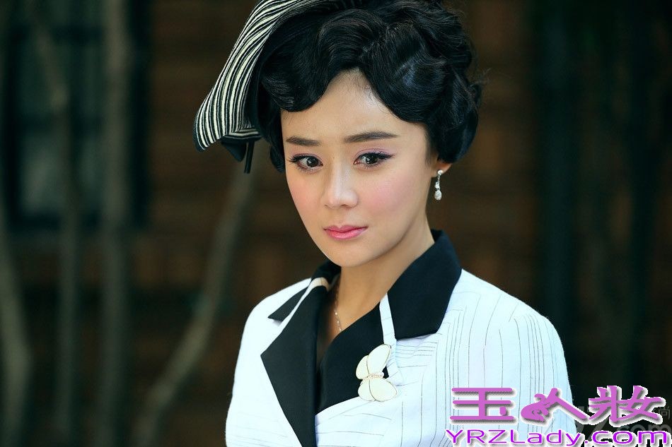 由袁姗姗、俞灏明主演的电视剧《爱在春天》正在湖南卫视播出。6月26日，最新曝光了一组袁姗姗饰演的姚小蝶成熟版造型的全新剧照，片中袁姗姗一改青春活泼的性格，转而展现出成熟优雅的一面。