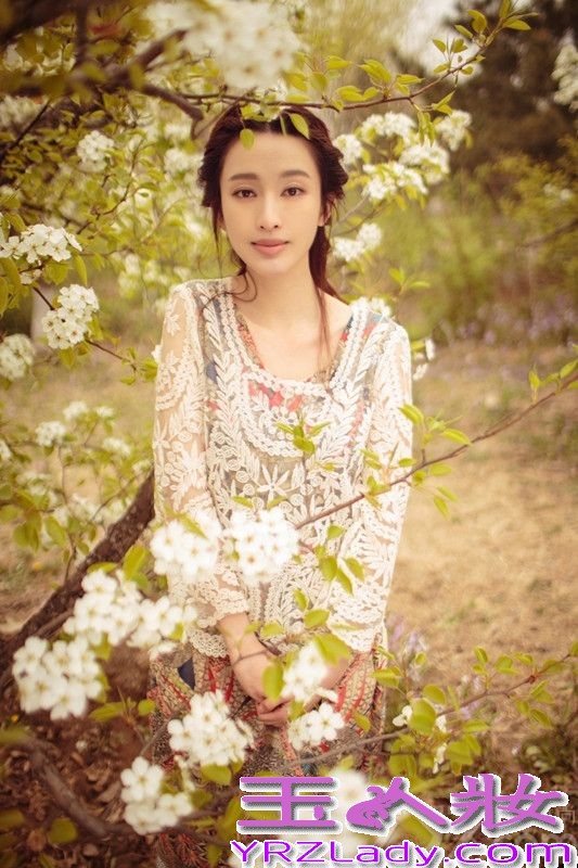 没有华丽的服饰，多余的饰品，美艳的妆容。麻花辫、印花裙，近乎素颜的的精致面容这就是张俪最新的一组写真。这组镜头下的张俪置身于一片繁花中看起来更显秀丽，整组略带复古色调的写真美的犹如油画。张俪在这组写真中也展现出了不同于以往给人的时尚迷人气质，从写真中流露出张俪温婉静谧的另一面。张俪在这组镜头中或回眸或温婉一笑或静谧，一颦一笑都让人美不胜收。