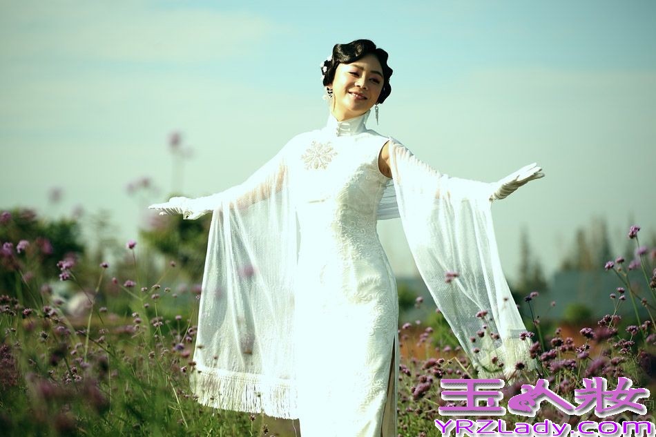 由袁姗姗、俞灏明主演的电视剧《爱在春天》正在湖南卫视播出。6月26日，最新曝光了一组袁姗姗饰演的姚小蝶成熟版造型的全新剧照，片中袁姗姗一改青春活泼的性格，转而展现出成熟优雅的一面。