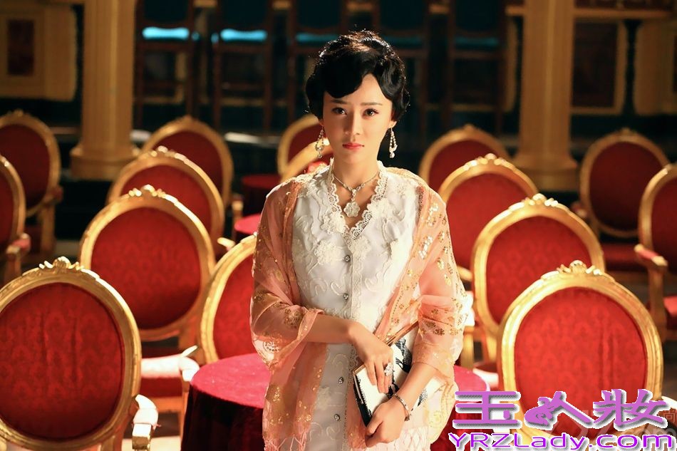 由袁姗姗、俞灏明主演的电视剧《爱在春天》正在湖南卫视播出。6月26日，最新曝光了一组袁姗姗饰演的姚小蝶成熟版造型的全新剧照，片中袁姗姗一改青春活泼的性格，转而展现出成熟优雅的一面。