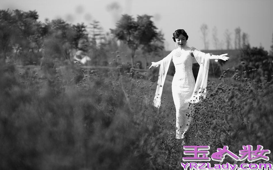 由袁姗姗、俞灏明主演的电视剧《爱在春天》正在湖南卫视播出。6月26日，最新曝光了一组袁姗姗饰演的姚小蝶成熟版造型的全新剧照，片中袁姗姗一改青春活泼的性格，转而展现出成熟优雅的一面。