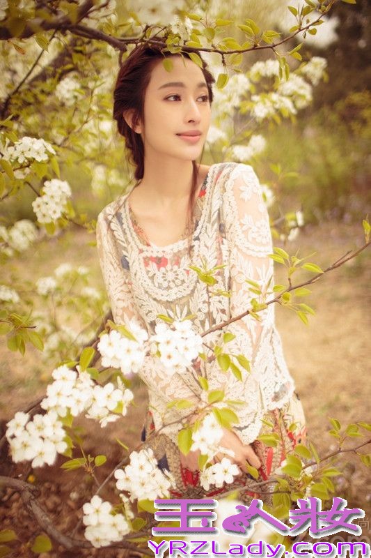 没有华丽的服饰，多余的饰品，美艳的妆容。麻花辫、印花裙，近乎素颜的的精致面容这就是张俪最新的一组写真。这组镜头下的张俪置身于一片繁花中看起来更显秀丽，整组略带复古色调的写真美的犹如油画。张俪在这组写真中也展现出了不同于以往给人的时尚迷人气质，从写真中流露出张俪温婉静谧的另一面。张俪在这组镜头中或回眸或温婉一笑或静谧，一颦一笑都让人美不胜收。