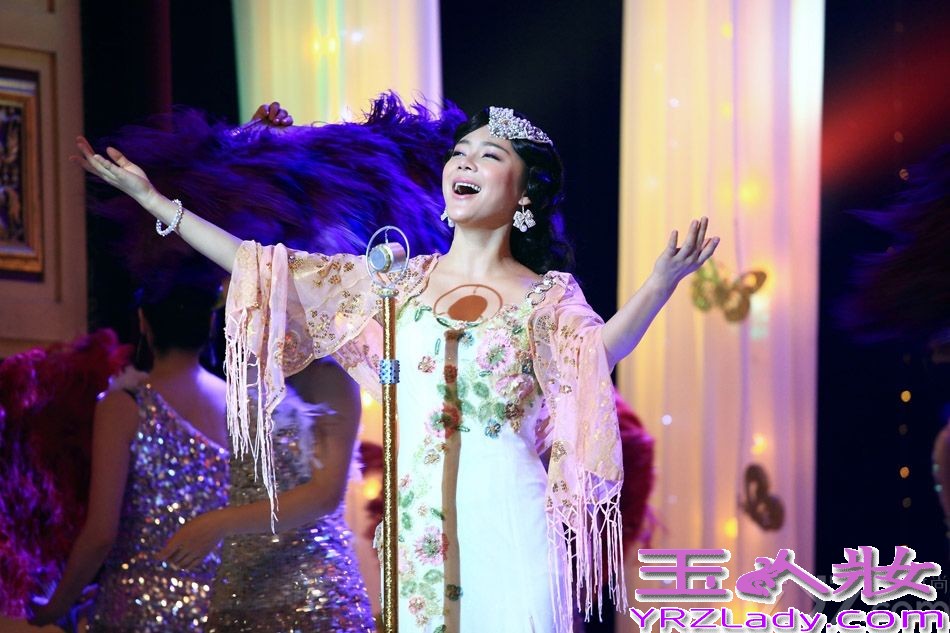 由袁姗姗、俞灏明主演的电视剧《爱在春天》正在湖南卫视播出。6月26日，最新曝光了一组袁姗姗饰演的姚小蝶成熟版造型的全新剧照，片中袁姗姗一改青春活泼的性格，转而展现出成熟优雅的一面。