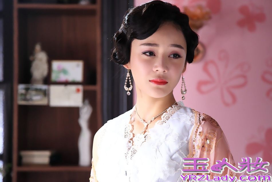 由袁姗姗、俞灏明主演的电视剧《爱在春天》正在湖南卫视播出。6月26日，最新曝光了一组袁姗姗饰演的姚小蝶成熟版造型的全新剧照，片中袁姗姗一改青春活泼的性格，转而展现出成熟优雅的一面。