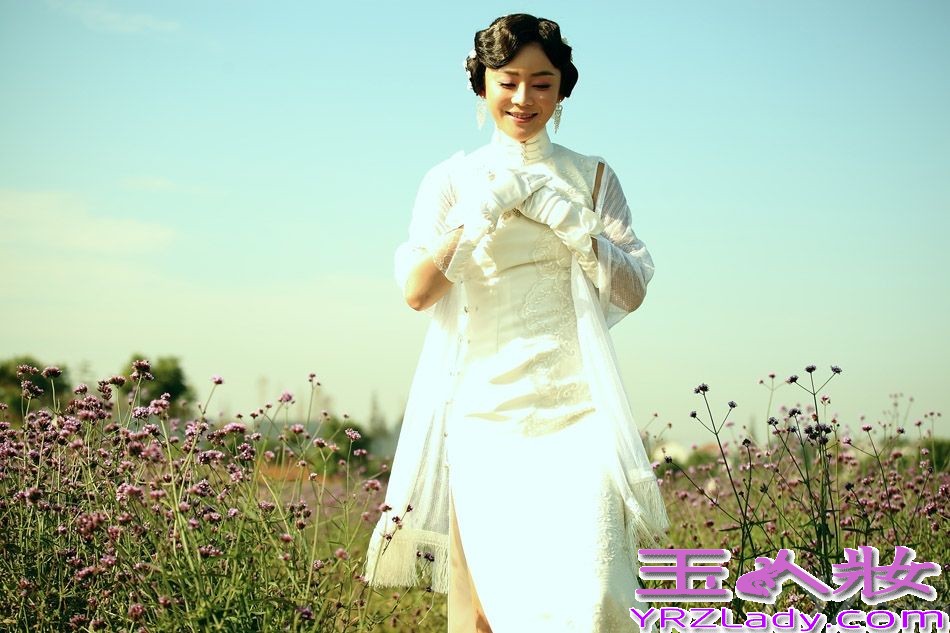 由袁姗姗、俞灏明主演的电视剧《爱在春天》正在湖南卫视播出。6月26日，最新曝光了一组袁姗姗饰演的姚小蝶成熟版造型的全新剧照，片中袁姗姗一改青春活泼的性格，转而展现出成熟优雅的一面。