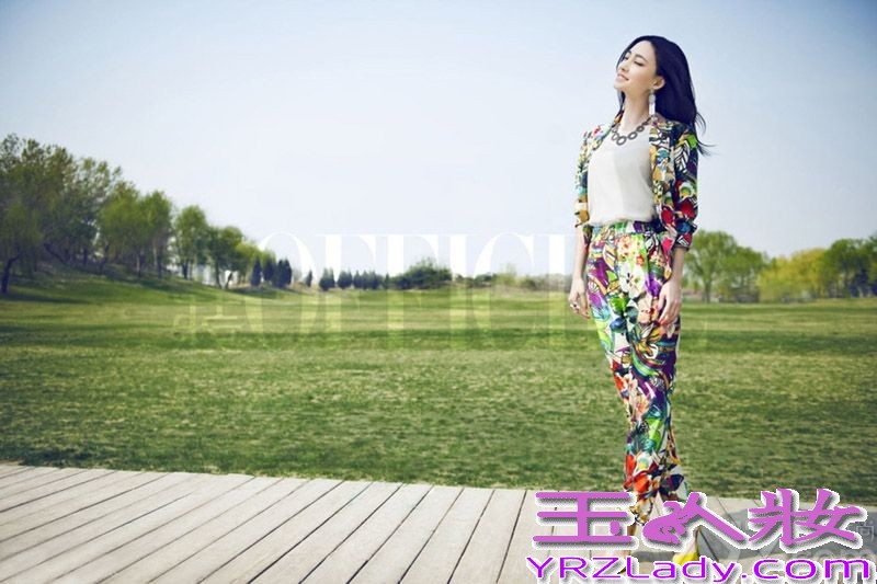 炎炎夏日将至，“素颜女神”王丽坤应知名杂志《时装 L''officiel》邀约拍摄了一组夏日清爽写真大片。 “美丽坤”身着花漾系列夏装，或沉浸自然美景、或拥吻初夏阳光，清新素雅之美瞬间流露！通过大片，王丽坤不仅大展夏日花漾清新格调，更通过完美搭配和精致配饰不禁透露出今夏最ing的时尚密码。