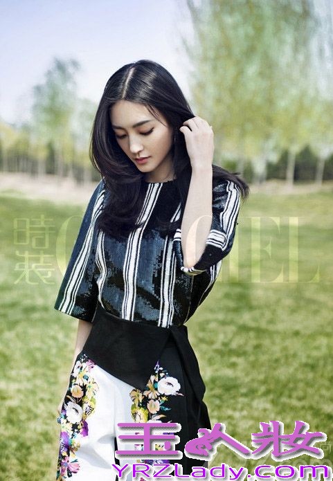 炎炎夏日将至，“素颜女神”王丽坤应知名杂志《时装 L''officiel》邀约拍摄了一组夏日清爽写真大片。 “美丽坤”身着花漾系列夏装，或沉浸自然美景、或拥吻初夏阳光，清新素雅之美瞬间流露！通过大片，王丽坤不仅大展夏日花漾清新格调，更通过完美搭配和精致配饰不禁透露出今夏最ing的时尚密码。