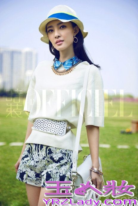 炎炎夏日将至，“素颜女神”王丽坤应知名杂志《时装 L''officiel》邀约拍摄了一组夏日清爽写真大片。 “美丽坤”身着花漾系列夏装，或沉浸自然美景、或拥吻初夏阳光，清新素雅之美瞬间流露！通过大片，王丽坤不仅大展夏日花漾清新格调，更通过完美搭配和精致配饰不禁透露出今夏最ing的时尚密码。