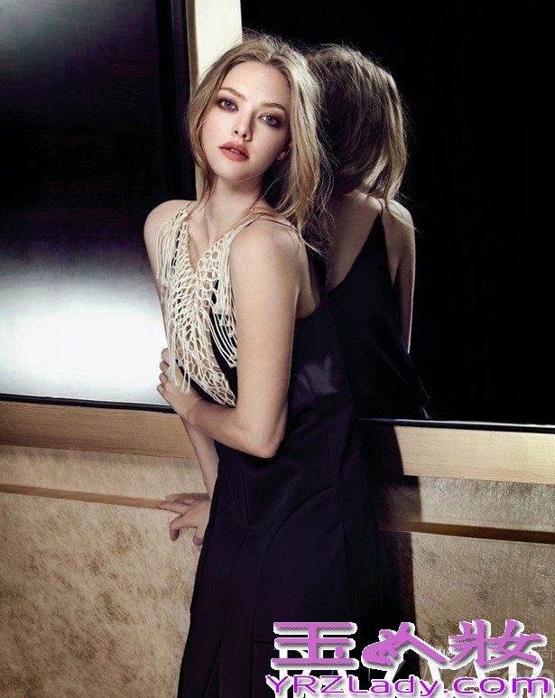 美国影星阿曼达-塞弗里德与某知道时尚杂志合作拍摄写真，复古红唇妆搭配蕾丝透视连衣裙诱惑无限，还将风格各异的连衣裙穿出时尚异国情调。