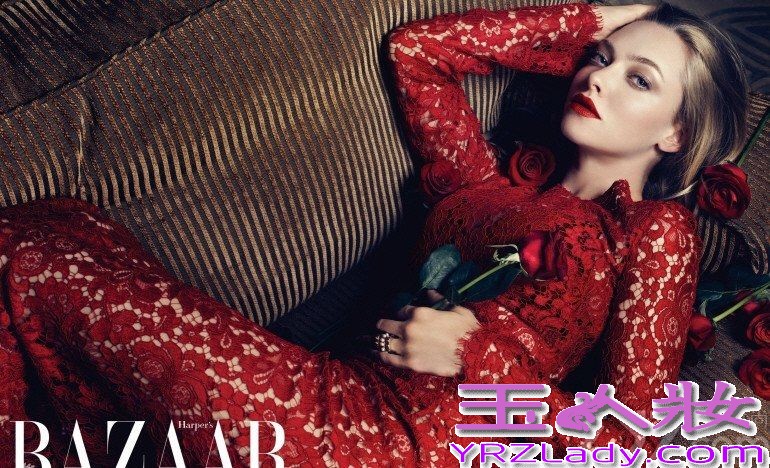 美国影星阿曼达-塞弗里德与某知道时尚杂志合作拍摄写真，复古红唇妆搭配蕾丝透视连衣裙诱惑无限，还将风格各异的连衣裙穿出时尚异国情调。