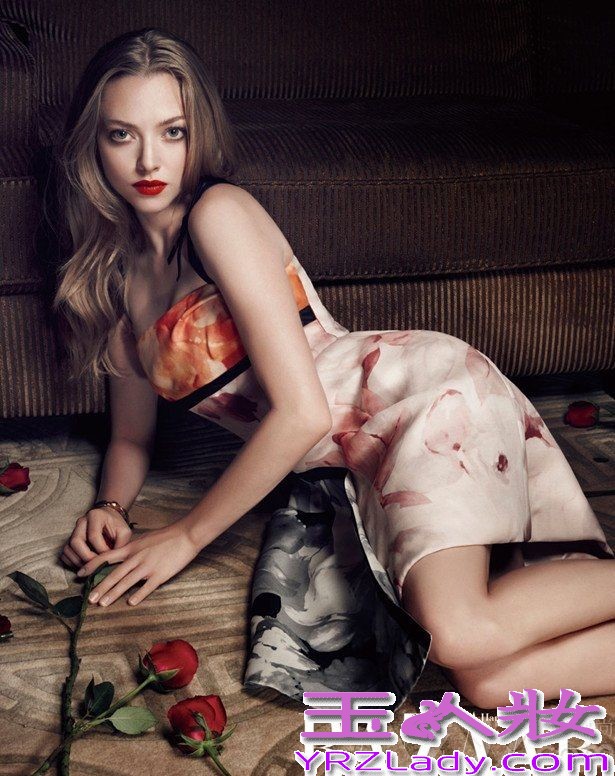 美国影星阿曼达-塞弗里德与某知道时尚杂志合作拍摄写真，复古红唇妆搭配蕾丝透视连衣裙诱惑无限，还将风格各异的连衣裙穿出时尚异国情调。