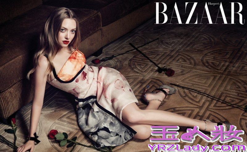 美国影星阿曼达-塞弗里德与某知道时尚杂志合作拍摄写真，复古红唇妆搭配蕾丝透视连衣裙诱惑无限，还将风格各异的连衣裙穿出时尚异国情调。