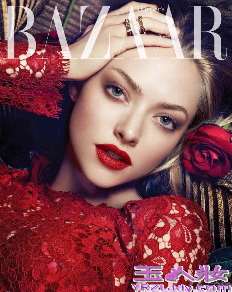 美国影星阿曼达-塞弗里德与某知道时尚杂志合作拍摄写真，复古红唇妆搭配蕾丝透视连衣裙诱惑无限，还将风格各异的连衣裙穿出时尚异国情调。