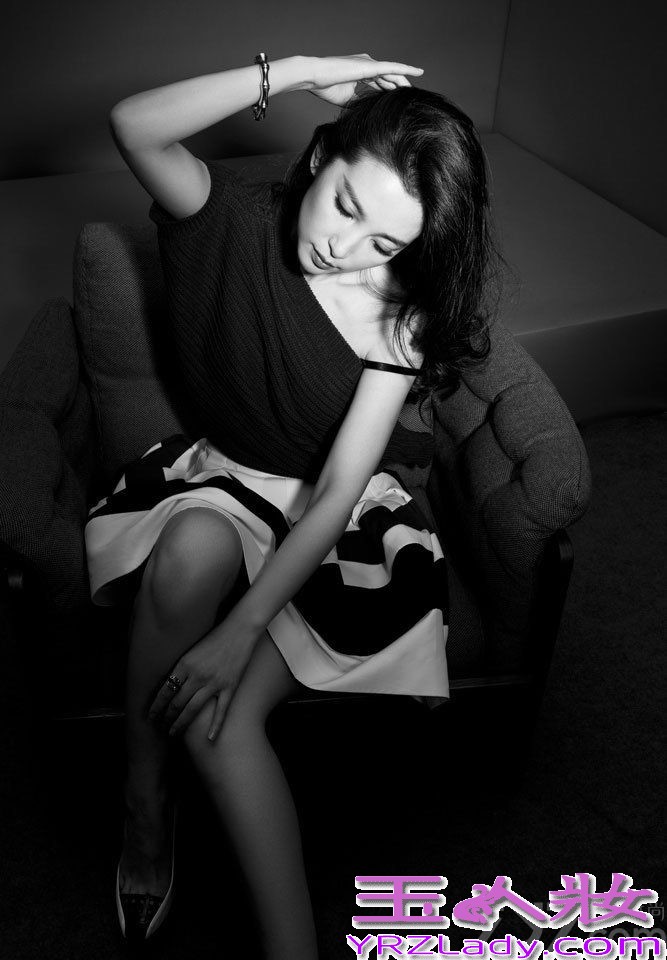 李冰冰登上2013《ELLE》开年刊封面，黄色裙装衬托出玲珑有致的曲线美，西装性感中透着知性气质，演绎了优雅与性感的碰撞。李冰冰还直言：要去追求不遗余力的完美。