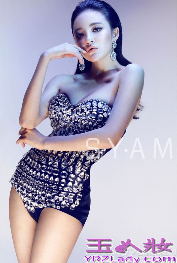 刘雨欣最新挤胸爆青筋照片，搔首弄姿复古华丽。