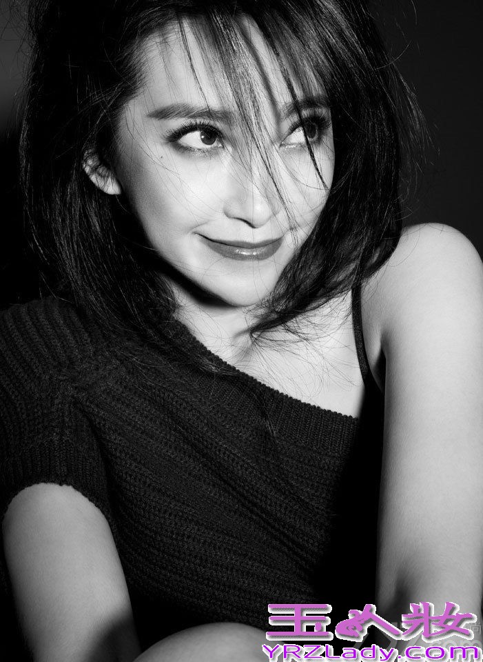 李冰冰登上2013《ELLE》开年刊封面，黄色裙装衬托出玲珑有致的曲线美，西装性感中透着知性气质，演绎了优雅与性感的碰撞。李冰冰还直言：要去追求不遗余力的完美。