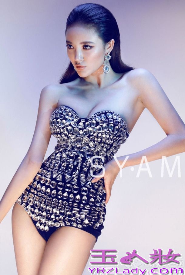 刘雨欣最新挤胸爆青筋照片，搔首弄姿复古华丽。