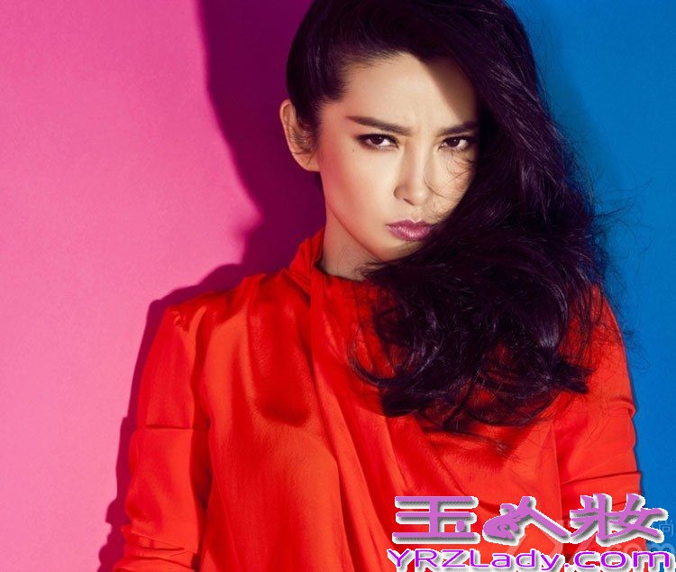 李冰冰登上2013《ELLE》开年刊封面，黄色裙装衬托出玲珑有致的曲线美，西装性感中透着知性气质，演绎了优雅与性感的碰撞。李冰冰还直言：要去追求不遗余力的完美。