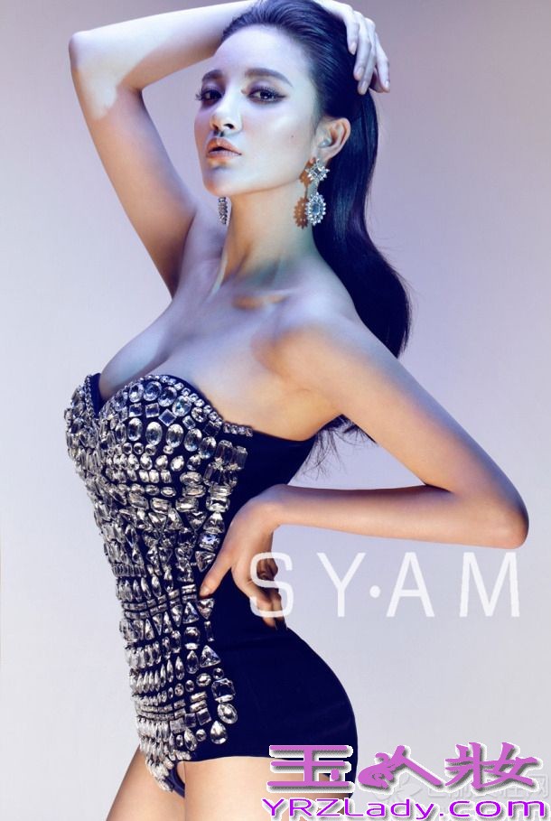 刘雨欣最新挤胸爆青筋照片，搔首弄姿复古华丽。