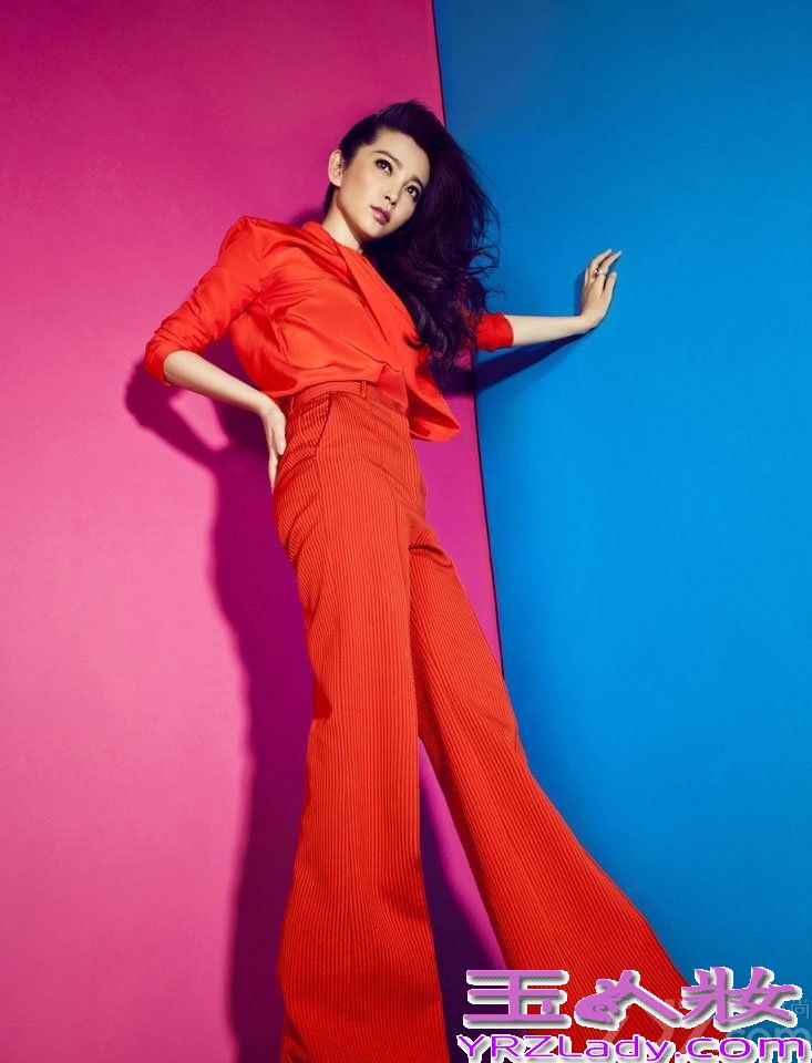 李冰冰登上2013《ELLE》开年刊封面，黄色裙装衬托出玲珑有致的曲线美，西装性感中透着知性气质，演绎了优雅与性感的碰撞。李冰冰还直言：要去追求不遗余力的完美。