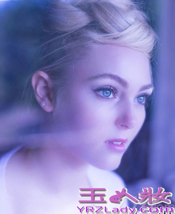 作为《欲望都市》前传的《凯莉日记》自从开播以来备受诟病，不过这不妨碍女主角安娜索菲亚·罗伯从此一炮而红，童星出生的她气质不凡，在这组大片中安娜索菲亚穿蕾丝裙出镜，清纯双眸宛若仙子。