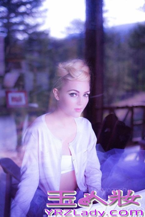 作为《欲望都市》前传的《凯莉日记》自从开播以来备受诟病，不过这不妨碍女主角安娜索菲亚·罗伯从此一炮而红，童星出生的她气质不凡，在这组大片中安娜索菲亚穿蕾丝裙出镜，清纯双眸宛若仙子。