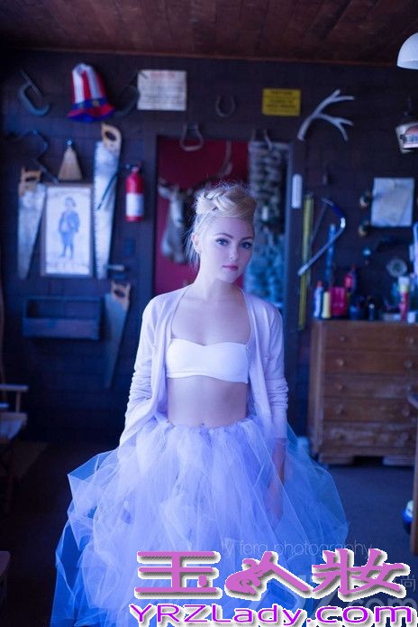 作为《欲望都市》前传的《凯莉日记》自从开播以来备受诟病，不过这不妨碍女主角安娜索菲亚·罗伯从此一炮而红，童星出生的她气质不凡，在这组大片中安娜索菲亚穿蕾丝裙出镜，清纯双眸宛若仙子。