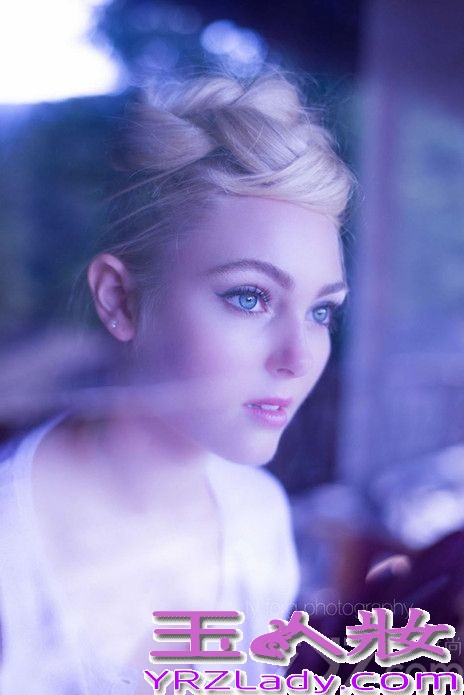 作为《欲望都市》前传的《凯莉日记》自从开播以来备受诟病，不过这不妨碍女主角安娜索菲亚·罗伯从此一炮而红，童星出生的她气质不凡，在这组大片中安娜索菲亚穿蕾丝裙出镜，清纯双眸宛若仙子。