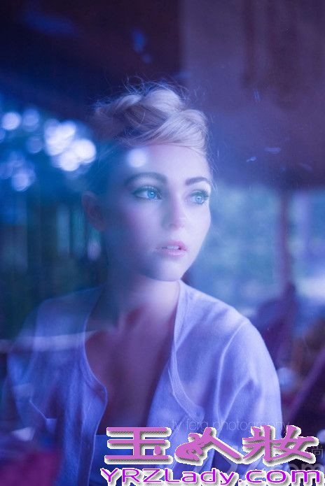 作为《欲望都市》前传的《凯莉日记》自从开播以来备受诟病，不过这不妨碍女主角安娜索菲亚·罗伯从此一炮而红，童星出生的她气质不凡，在这组大片中安娜索菲亚穿蕾丝裙出镜，清纯双眸宛若仙子。