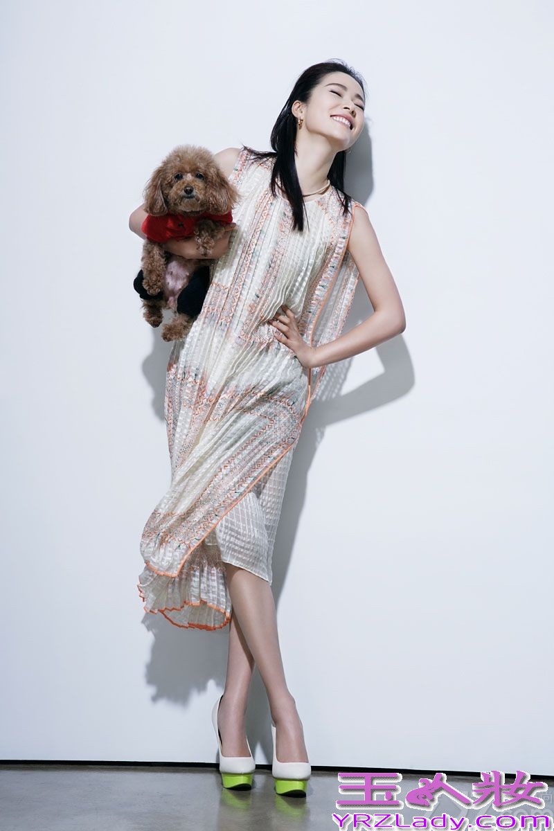 江一燕，虽然散发着江南女子共有的温润恬淡，骨子里却有一股坚持和韧劲儿，物欲世界中，她提倡的慢生活，为我们浮躁的心注入一股沉静力量。近日，江一燕携爱犬登封面，显示大爱永恒。