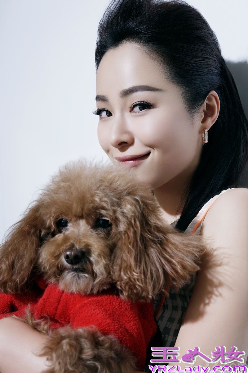 江一燕，虽然散发着江南女子共有的温润恬淡，骨子里却有一股坚持和韧劲儿，物欲世界中，她提倡的慢生活，为我们浮躁的心注入一股沉静力量。近日，江一燕携爱犬登封面，显示大爱永恒。