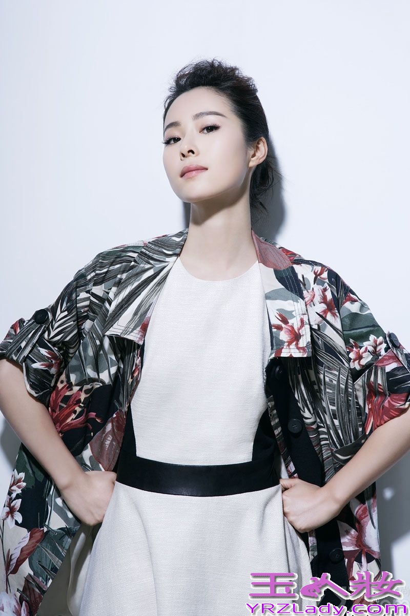 江一燕，虽然散发着江南女子共有的温润恬淡，骨子里却有一股坚持和韧劲儿，物欲世界中，她提倡的慢生活，为我们浮躁的心注入一股沉静力量。近日，江一燕携爱犬登封面，显示大爱永恒。