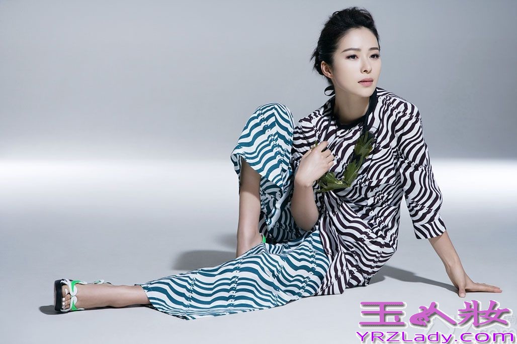 江一燕，虽然散发着江南女子共有的温润恬淡，骨子里却有一股坚持和韧劲儿，物欲世界中，她提倡的慢生活，为我们浮躁的心注入一股沉静力量。近日，江一燕携爱犬登封面，显示大爱永恒。