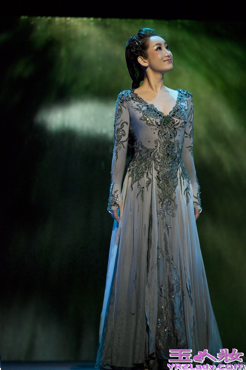 秦海璐话剧演绎别样“青蛇” 妖行天下魅惑众生剧照（图）6月下旬，由田沁鑫导演，秦海璐、辛柏青等演员主演的话剧《青蛇》全国巡演进行到澳门和广州站。此前，香港、北京站的演出就受到了超强观剧阵容的一致好评，刘德华、刘嘉玲、张艾嘉、钟楚红、郑少秋、章子怡、刘涛、陈果、徐克等重量级观众对该剧都是赞不绝口。近日，《青蛇》剧组发布一组女主角“青蛇”的剧照，照片中由秦海璐饰演的“青蛇”妖形毕露、魅惑十足，举手投足间尽显妖娆风情。而鲜少演绎此种风格的秦海璐表示，其实每个女人都有魅惑妖娆的一面，不过这一部分应该是有“专属权”的。