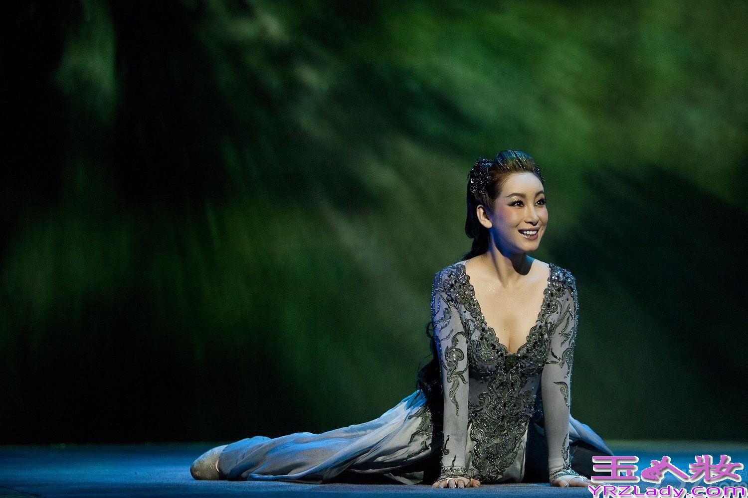 秦海璐话剧演绎别样“青蛇” 妖行天下魅惑众生剧照（图）6月下旬，由田沁鑫导演，秦海璐、辛柏青等演员主演的话剧《青蛇》全国巡演进行到澳门和广州站。此前，香港、北京站的演出就受到了超强观剧阵容的一致好评，刘德华、刘嘉玲、张艾嘉、钟楚红、郑少秋、章子怡、刘涛、陈果、徐克等重量级观众对该剧都是赞不绝口。近日，《青蛇》剧组发布一组女主角“青蛇”的剧照，照片中由秦海璐饰演的“青蛇”妖形毕露、魅惑十足，举手投足间尽显妖娆风情。而鲜少演绎此种风格的秦海璐表示，其实每个女人都有魅惑妖娆的一面，不过这一部分应该是有“专属权”的。