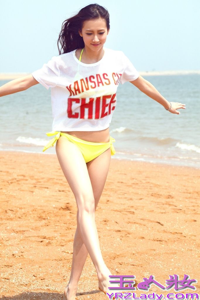 微笑女神弦子曝光了一组极具夏日风情的清凉写真，自从在《中国星跳跃》节目一战成名之后，弦子也不吝啬展露自己的好身材，写真中弦子清凉上阵，享受在碧海蓝天的夏日阳光下，她的笑容更加清新自然，健康的肤色也让她更显得活力迷人。漫步在海滨沙滩上的弦子，张开双臂感受海风对长发及肌肤的轻抚，惬意悠然，享受夏日独有的那份轻快舒畅的同时，微笑女神秀出修长双腿上演美腿诱惑。