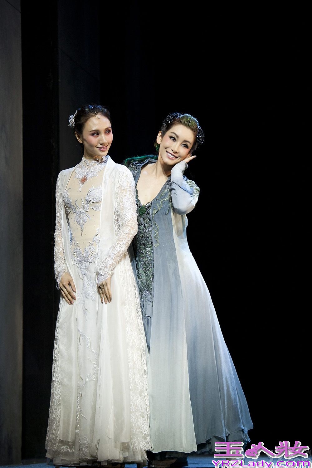 秦海璐话剧演绎别样“青蛇” 妖行天下魅惑众生剧照（图）6月下旬，由田沁鑫导演，秦海璐、辛柏青等演员主演的话剧《青蛇》全国巡演进行到澳门和广州站。此前，香港、北京站的演出就受到了超强观剧阵容的一致好评，刘德华、刘嘉玲、张艾嘉、钟楚红、郑少秋、章子怡、刘涛、陈果、徐克等重量级观众对该剧都是赞不绝口。近日，《青蛇》剧组发布一组女主角“青蛇”的剧照，照片中由秦海璐饰演的“青蛇”妖形毕露、魅惑十足，举手投足间尽显妖娆风情。而鲜少演绎此种风格的秦海璐表示，其实每个女人都有魅惑妖娆的一面，不过这一部分应该是有“专属权”的。